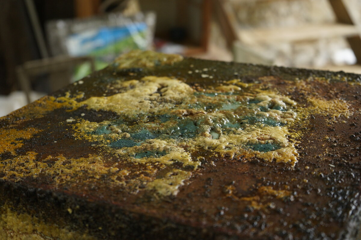 Semiostalgia T01 — Tombeau en soudure, en acier noir 5mm, baguettes de soudure rutile, fonte de récupération, Saint-Antonin-Noble-Val