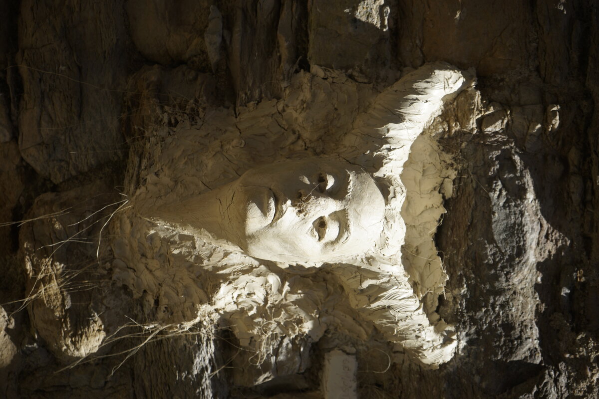 Semiostalgia T01 — Tombeau en décrochage, en acier noir 5mm, baguettes de soudure rutile, fonte de récupération, Saint-Antonin-Noble-Val
