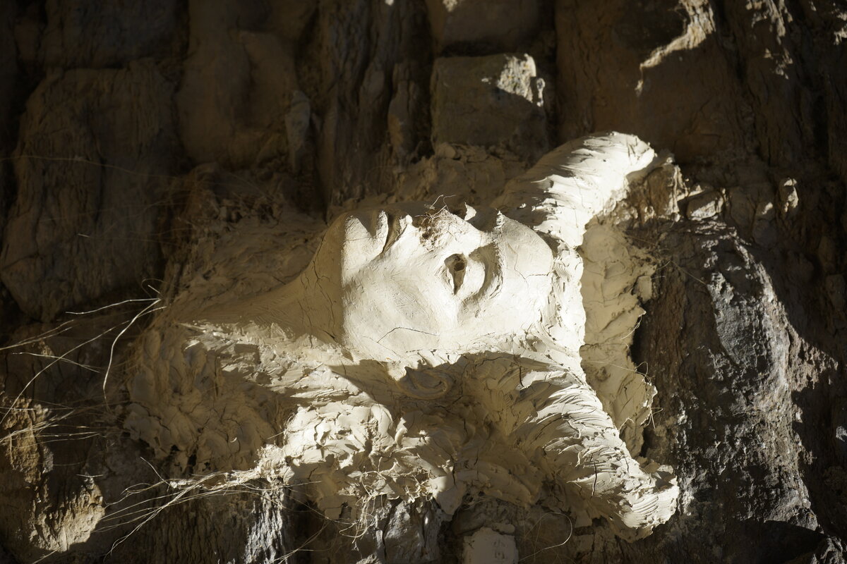 Semiostalgia T01 — Tombeau en décrochage, en acier noir 5mm, baguettes de soudure rutile, fonte de récupération, Saint-Antonin-Noble-Val