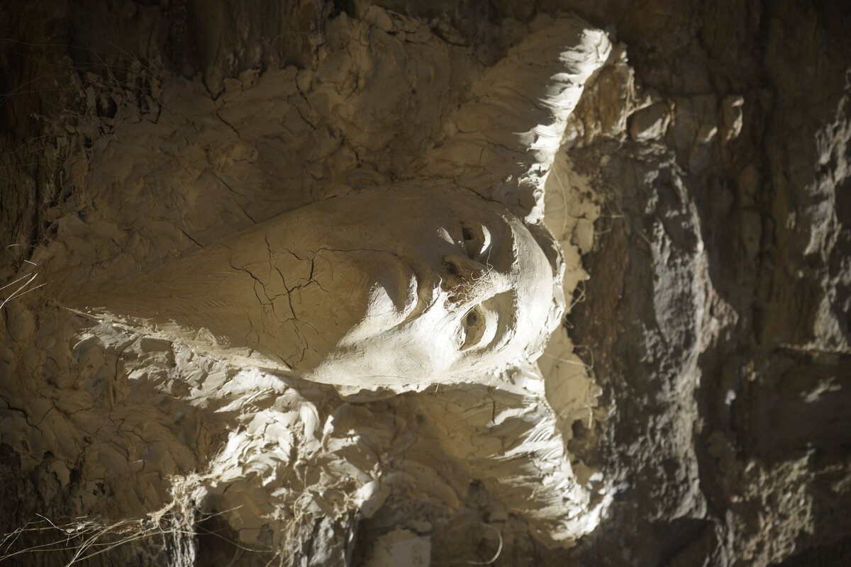 Semiostalgia T01 — Tombeau en décrochage, en acier noir 5mm, baguettes de soudure rutile, fonte de récupération, Saint-Antonin-Noble-Val