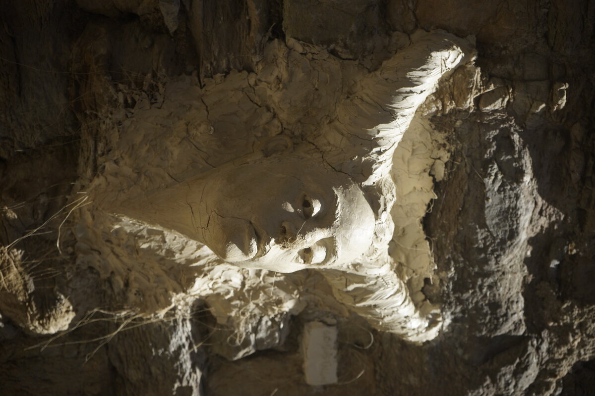 Semiostalgia T01 — Tombeau en décrochage, en acier noir 5mm, baguettes de soudure rutile, fonte de récupération, Saint-Antonin-Noble-Val