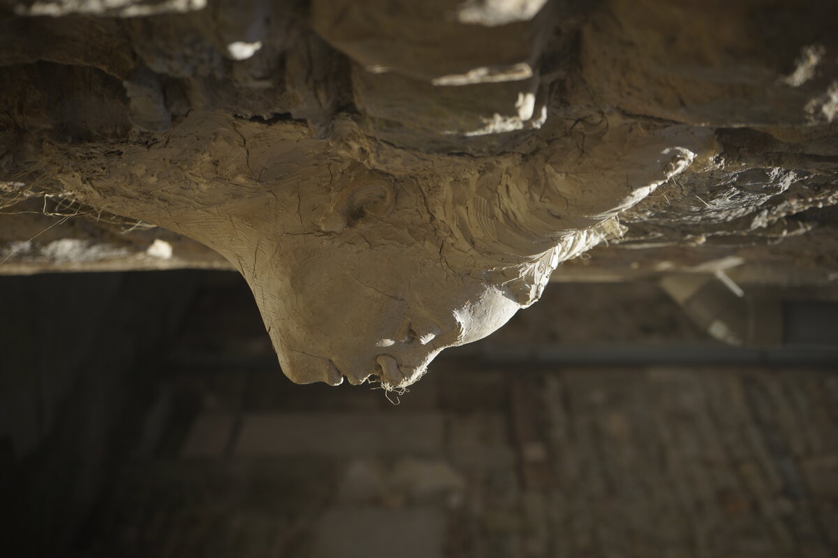 Semiostalgia T01 — Tombeau en décrochage, en acier noir 5mm, baguettes de soudure rutile, fonte de récupération, Saint-Antonin-Noble-Val