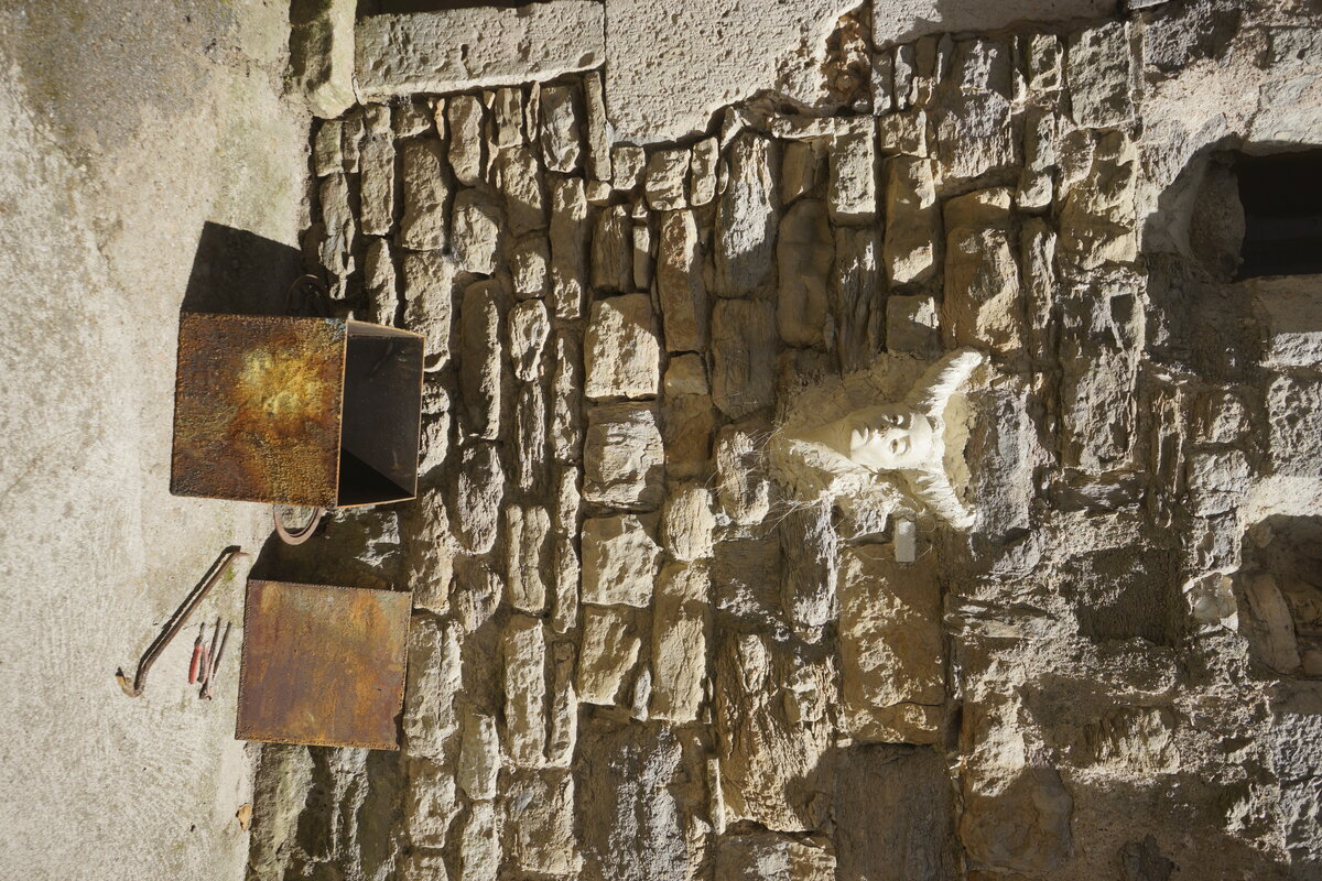 Semiostalgia T01 — Tombeau en décrochage, en acier noir 5mm, baguettes de soudure rutile, fonte de récupération, Saint-Antonin-Noble-Val