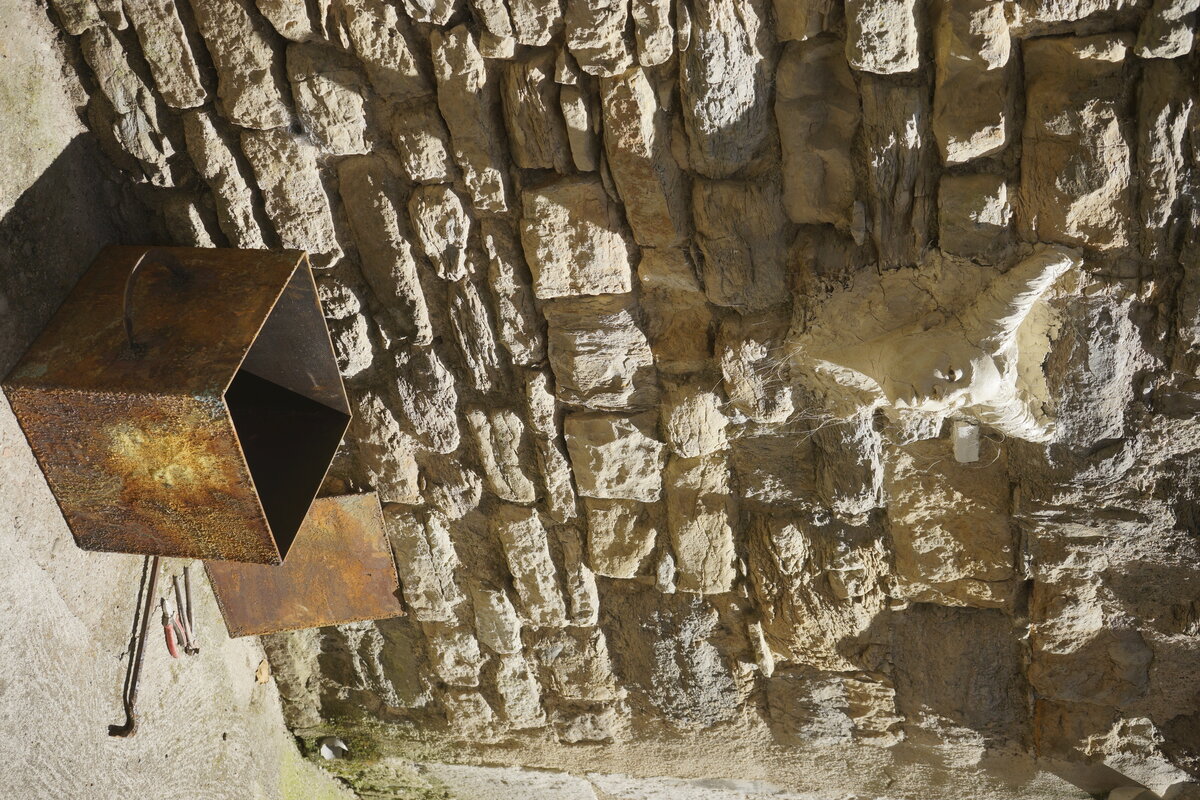 Semiostalgia T01 — Tombeau en décrochage, en acier noir 5mm, baguettes de soudure rutile, fonte de récupération, Saint-Antonin-Noble-Val