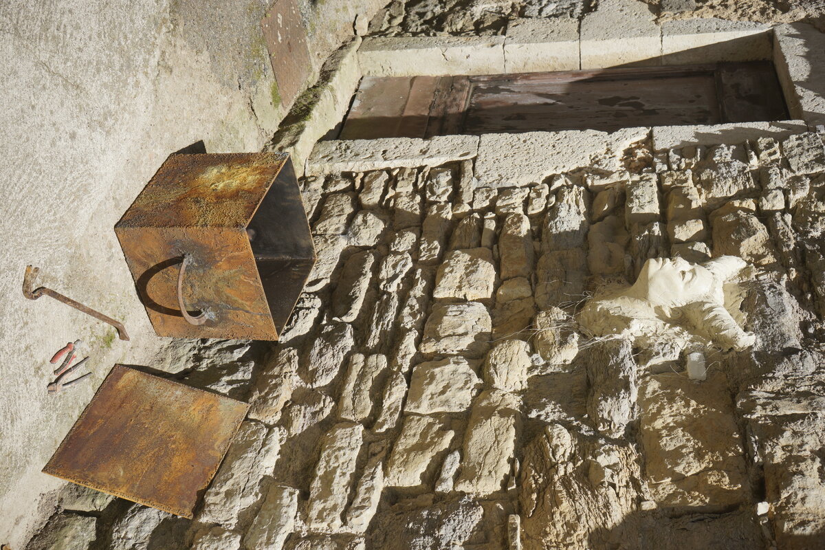 Semiostalgia T01 — Tombeau en décrochage, en acier noir 5mm, baguettes de soudure rutile, fonte de récupération, Saint-Antonin-Noble-Val