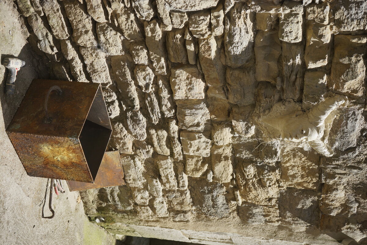 Semiostalgia T01 — Tombeau en décrochage, en acier noir 5mm, baguettes de soudure rutile, fonte de récupération, Saint-Antonin-Noble-Val