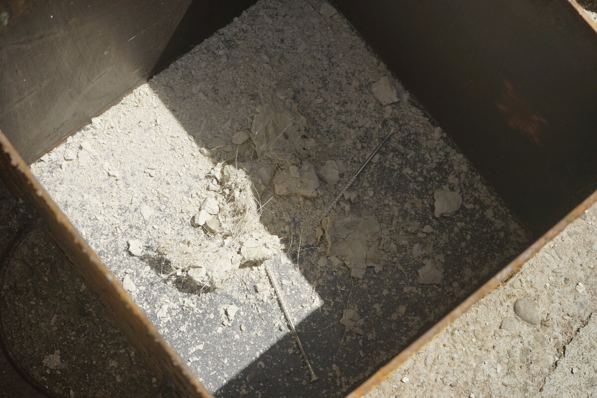 Semiostalgia T01 — Tombeau en décrochage, en acier noir 5mm, baguettes de soudure rutile, fonte de récupération, Saint-Antonin-Noble-Val