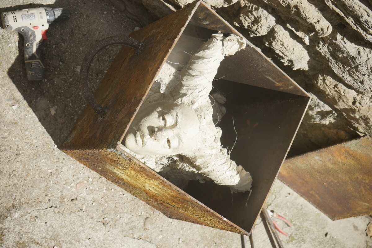Semiostalgia T01 — Tombeau en décrochage, en acier noir 5mm, baguettes de soudure rutile, fonte de récupération, Saint-Antonin-Noble-Val