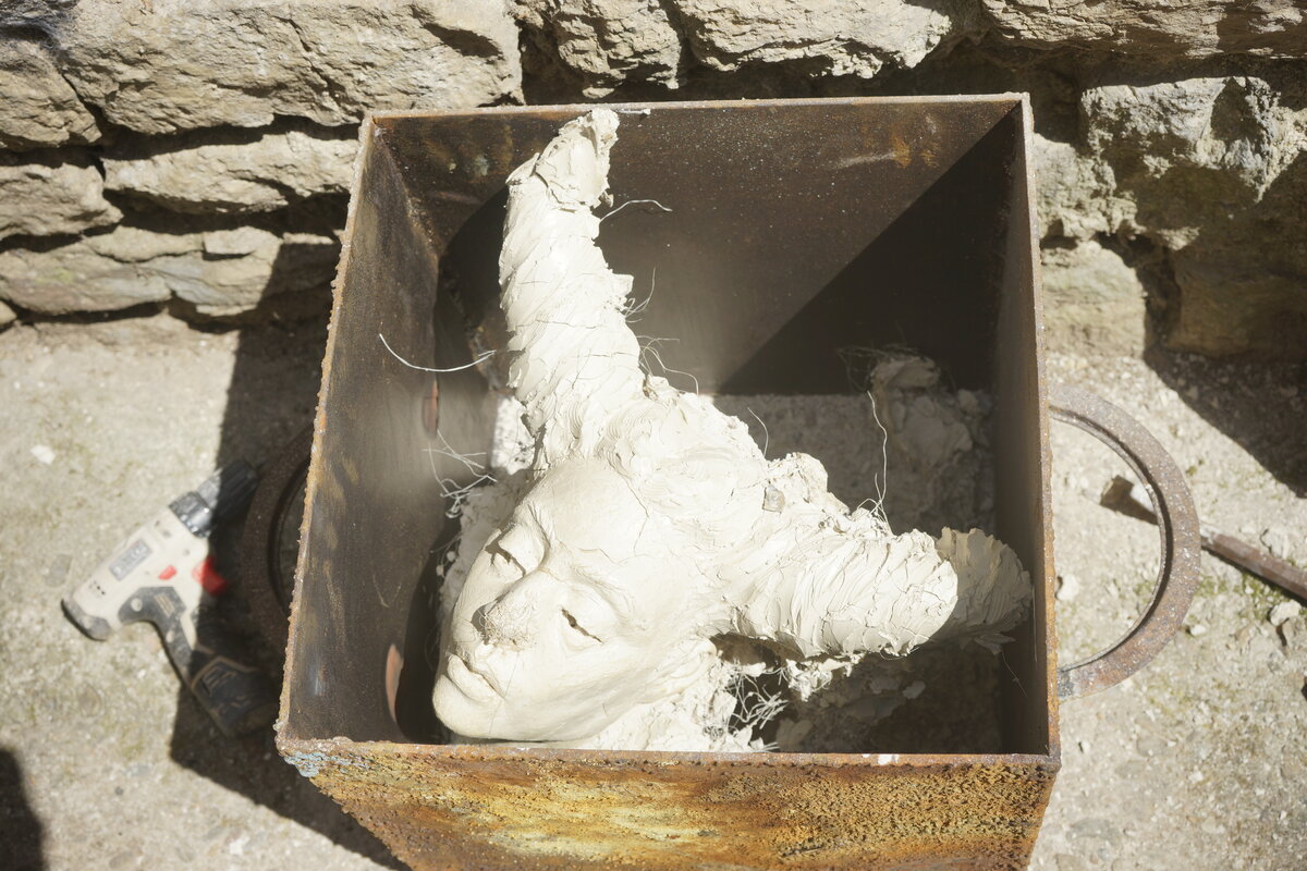 Semiostalgia T01 — Tombeau en décrochage, en acier noir 5mm, baguettes de soudure rutile, fonte de récupération, Saint-Antonin-Noble-Val