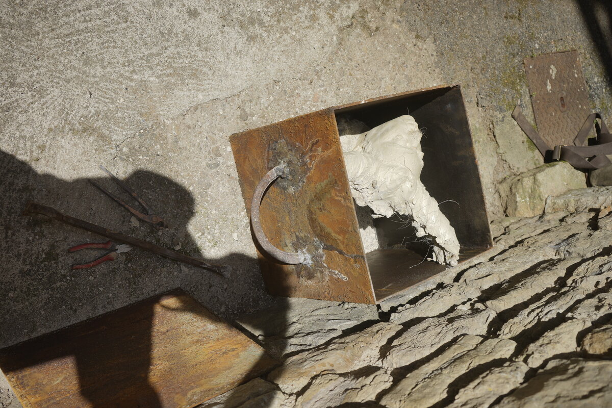Semiostalgia T01 — Tombeau en décrochage, en acier noir 5mm, baguettes de soudure rutile, fonte de récupération, Saint-Antonin-Noble-Val