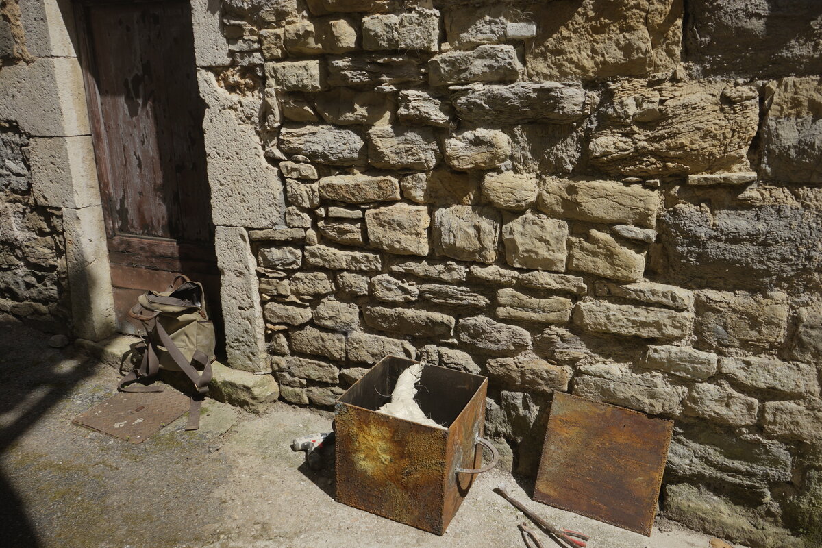 Semiostalgia T01 — Tombeau en décrochage, en acier noir 5mm, baguettes de soudure rutile, fonte de récupération, Saint-Antonin-Noble-Val