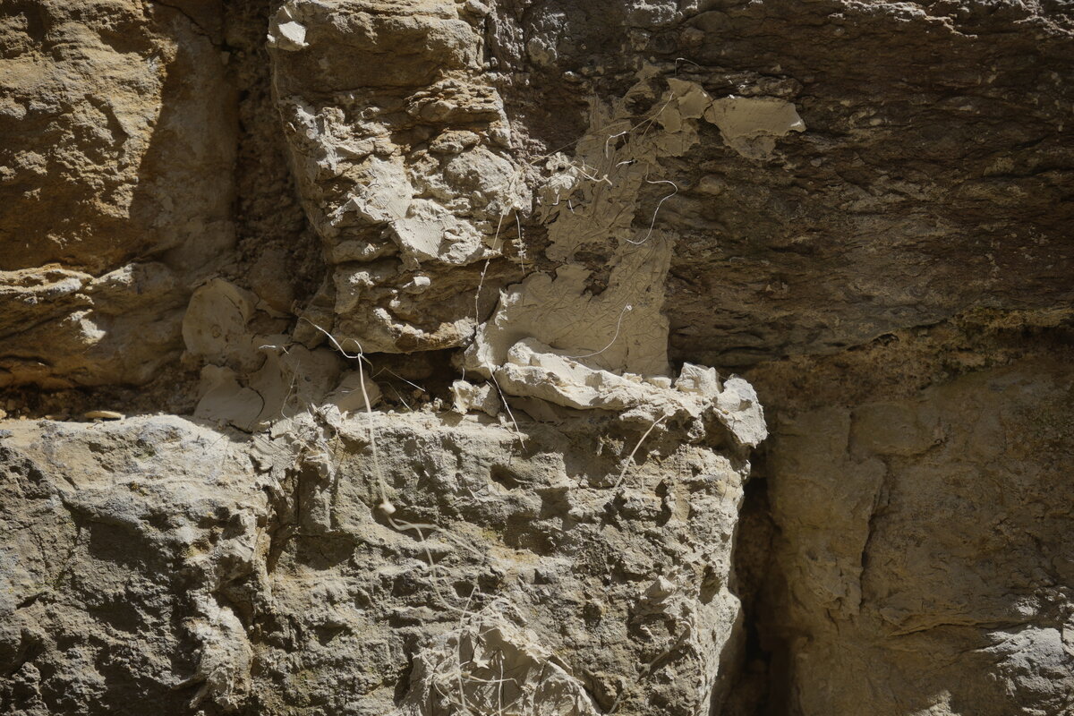 Semiostalgia T01 — Tombeau en décrochage, en acier noir 5mm, baguettes de soudure rutile, fonte de récupération, Saint-Antonin-Noble-Val