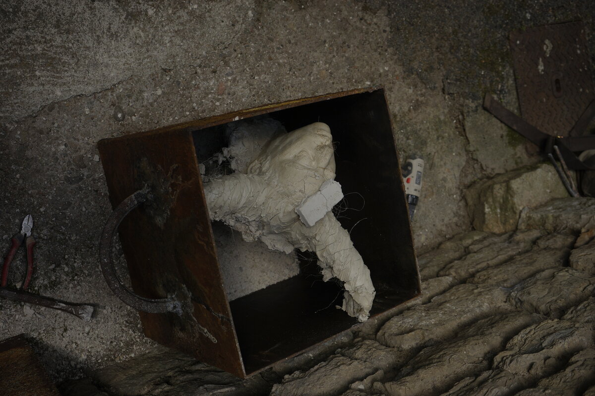 Semiostalgia T01 — Tombeau en décrochage, en acier noir 5mm, baguettes de soudure rutile, fonte de récupération, Saint-Antonin-Noble-Val