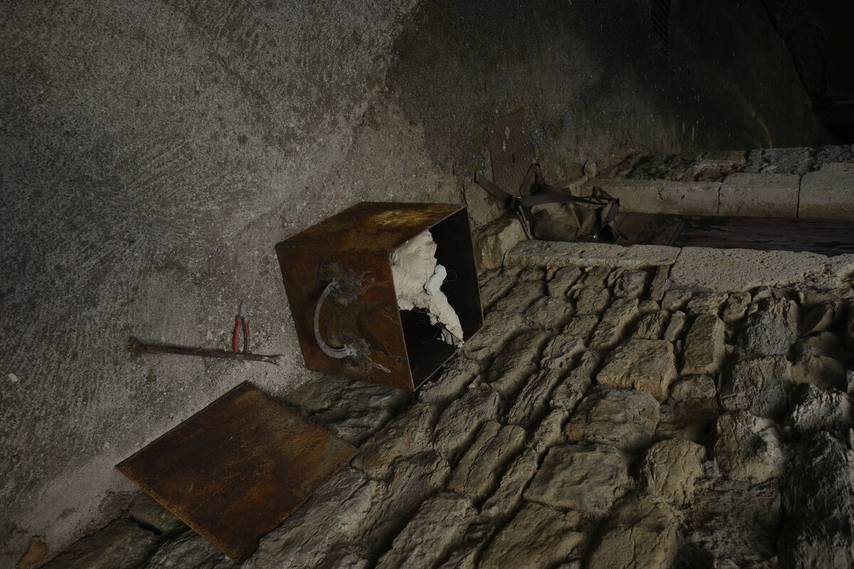 Semiostalgia T01 — Tombeau en décrochage, en acier noir 5mm, baguettes de soudure rutile, fonte de récupération, Saint-Antonin-Noble-Val