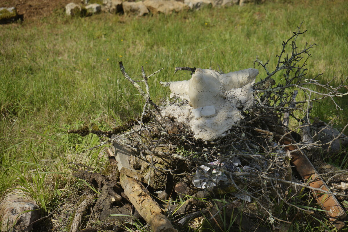 Semiostalgia T01 — Tombeau en incinération, en acier noir 5mm, baguettes de soudure rutile, fonte de récupération, Saint-Antonin-Noble-Val