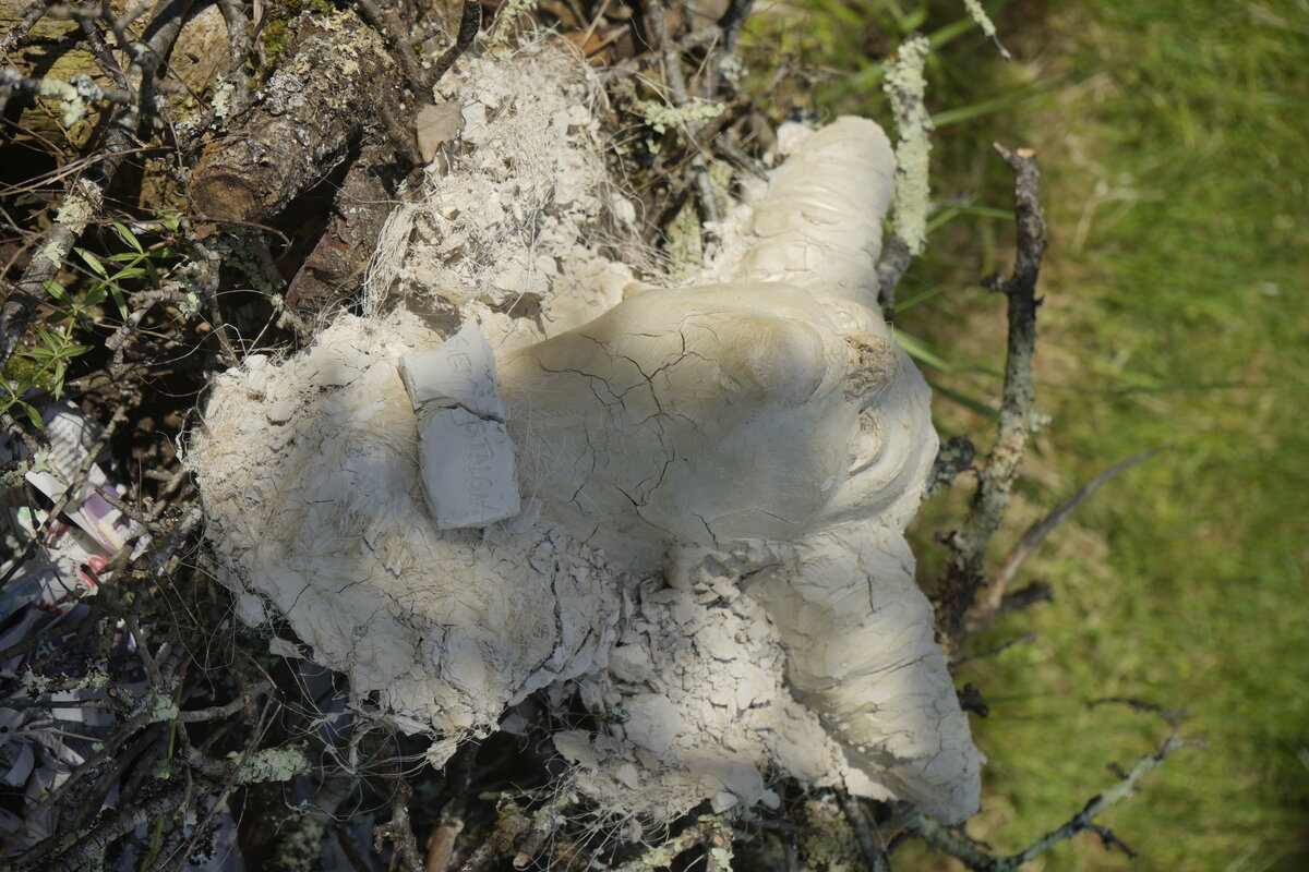 Semiostalgia T01 — Tombeau en incinération, en acier noir 5mm, baguettes de soudure rutile, fonte de récupération, Saint-Antonin-Noble-Val
