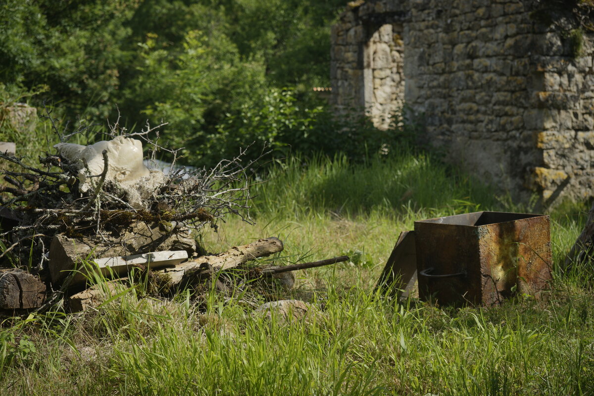 Semiostalgia T01 — Tombeau en incinération, en acier noir 5mm, baguettes de soudure rutile, fonte de récupération, Saint-Antonin-Noble-Val