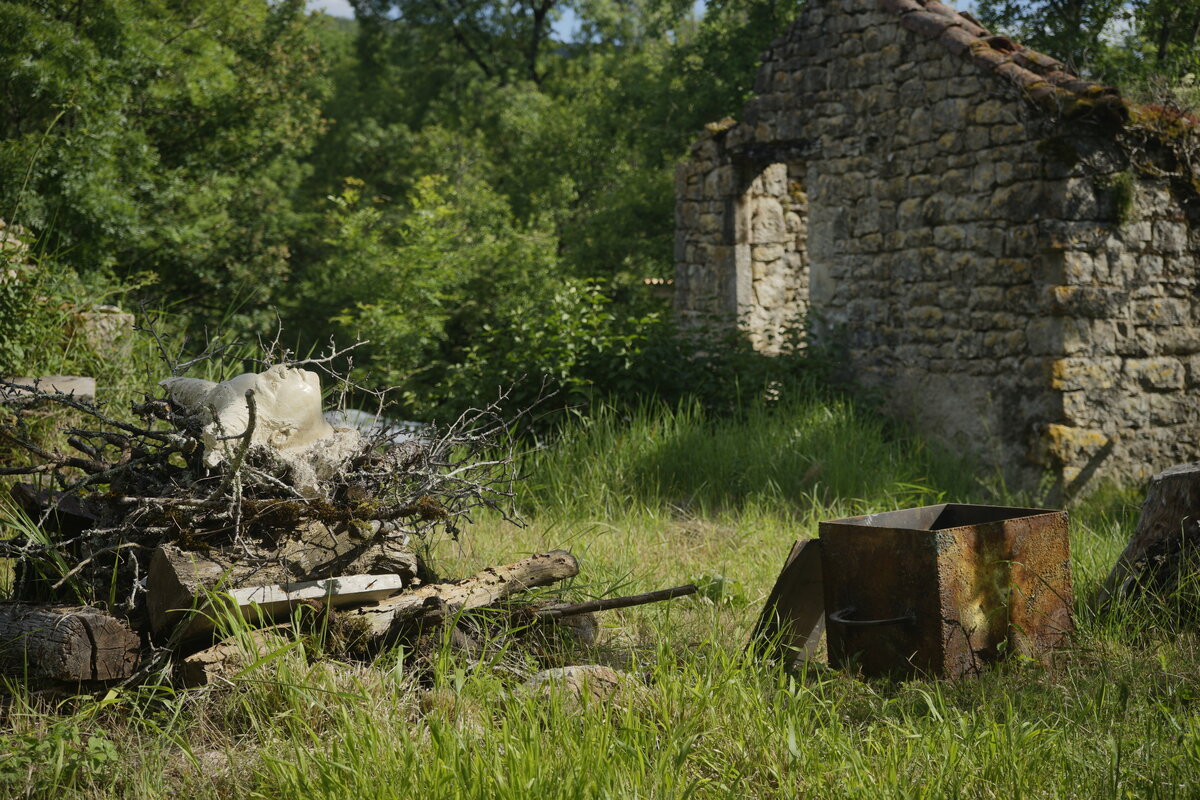 Semiostalgia T01 — Tombeau en incinération, en acier noir 5mm, baguettes de soudure rutile, fonte de récupération, Saint-Antonin-Noble-Val