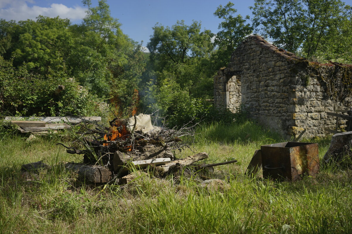Semiostalgia T01 — Tombeau en incinération, en acier noir 5mm, baguettes de soudure rutile, fonte de récupération, Saint-Antonin-Noble-Val