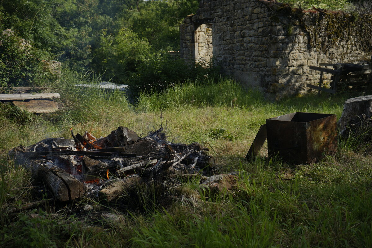 Semiostalgia T01 — Tombeau en incinération, en acier noir 5mm, baguettes de soudure rutile, fonte de récupération, Saint-Antonin-Noble-Val