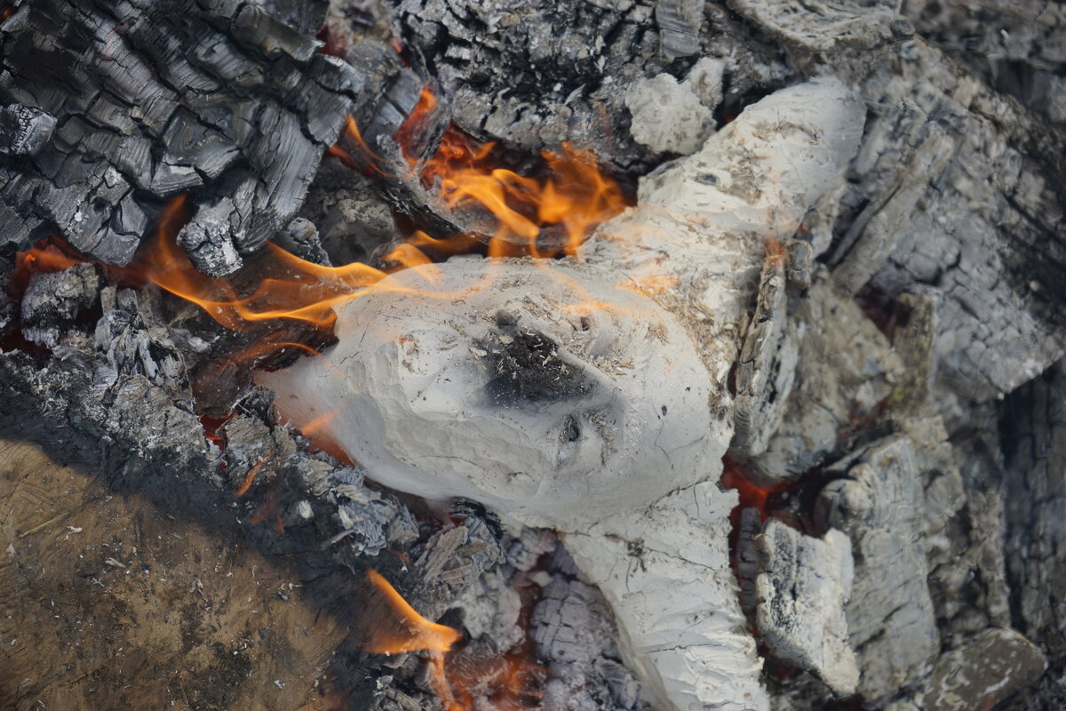 Semiostalgia T01 — Tombeau en incinération, en acier noir 5mm, baguettes de soudure rutile, fonte de récupération, Saint-Antonin-Noble-Val