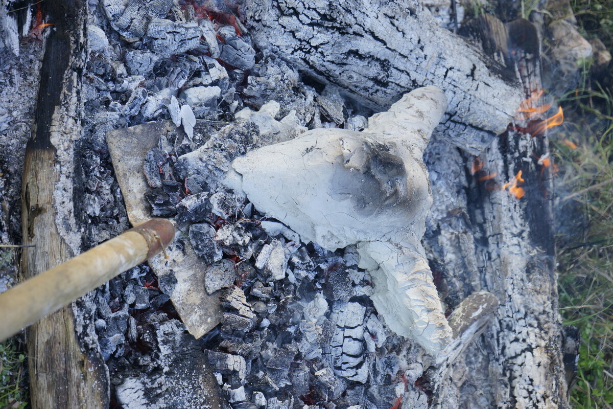 Semiostalgia T01 — Tombeau en incinération, en acier noir 5mm, baguettes de soudure rutile, fonte de récupération, Saint-Antonin-Noble-Val