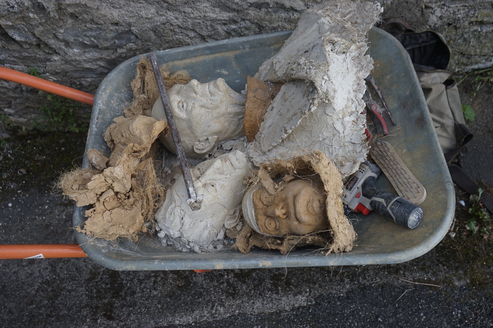 Retrait des sculptures Semiostalgia — documentation photographique, juillet 2026